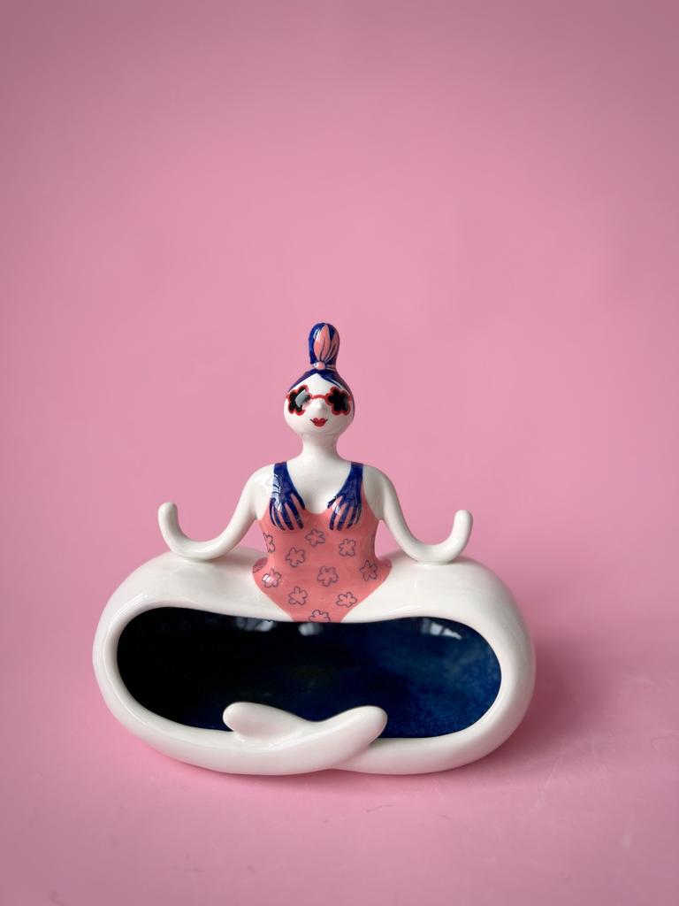 Хранительница в купальнике с руками