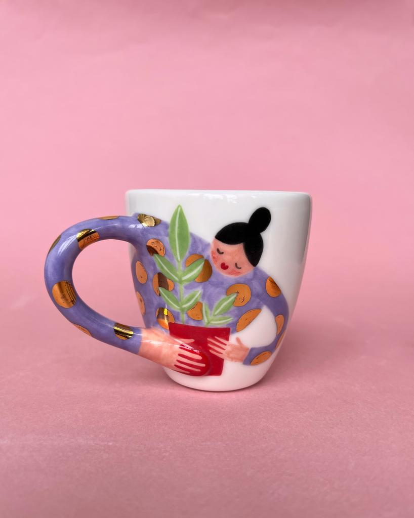 Женщина в пижаме в горошек