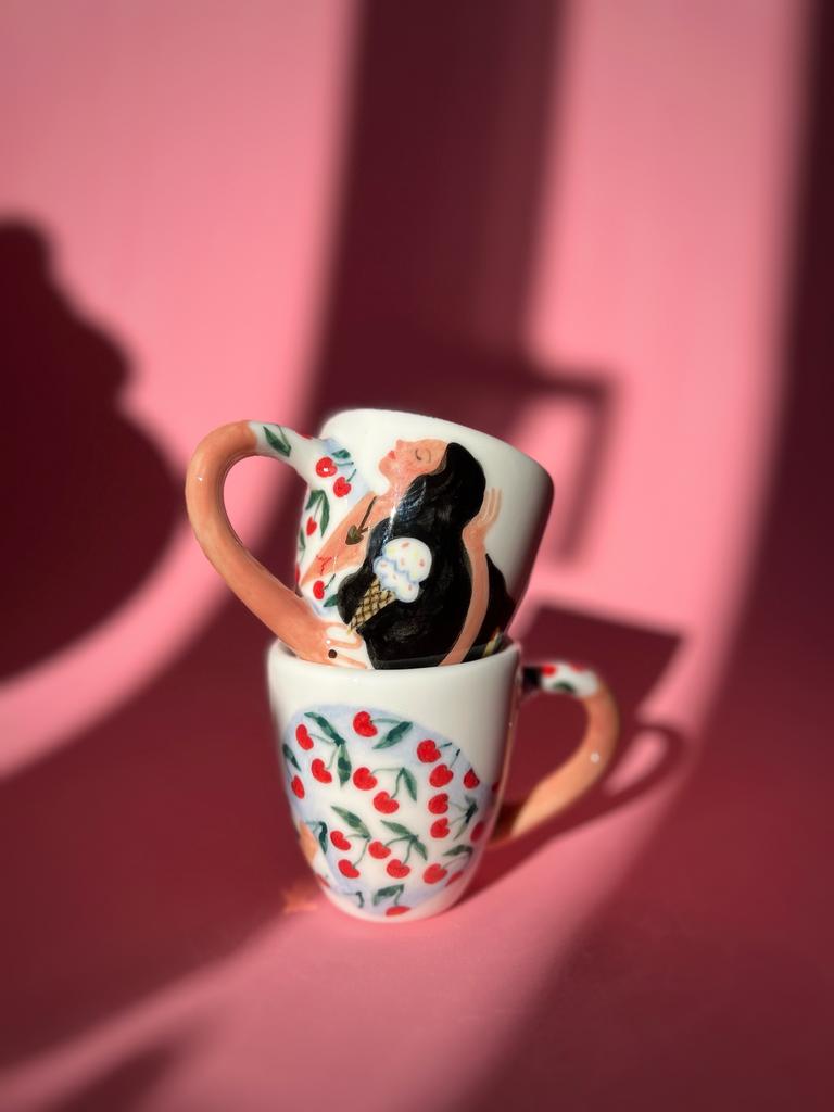 Женщина в платье с вишенками