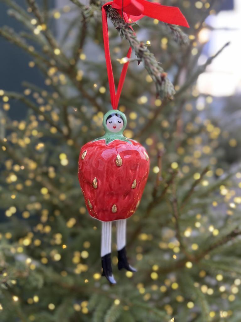 Девочка-клубничка