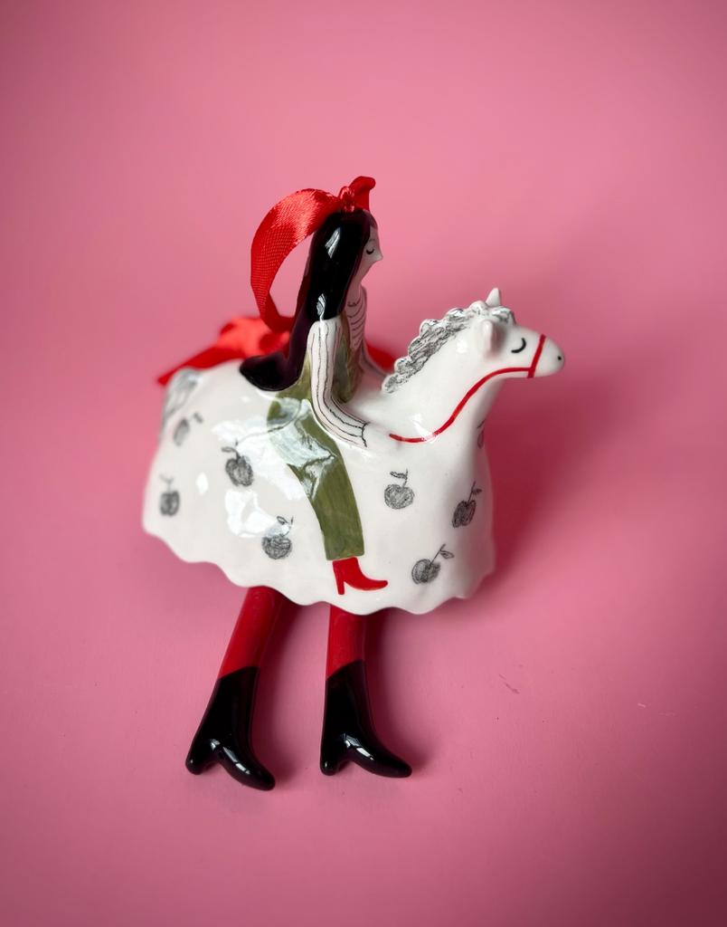 Девочка на лошадке