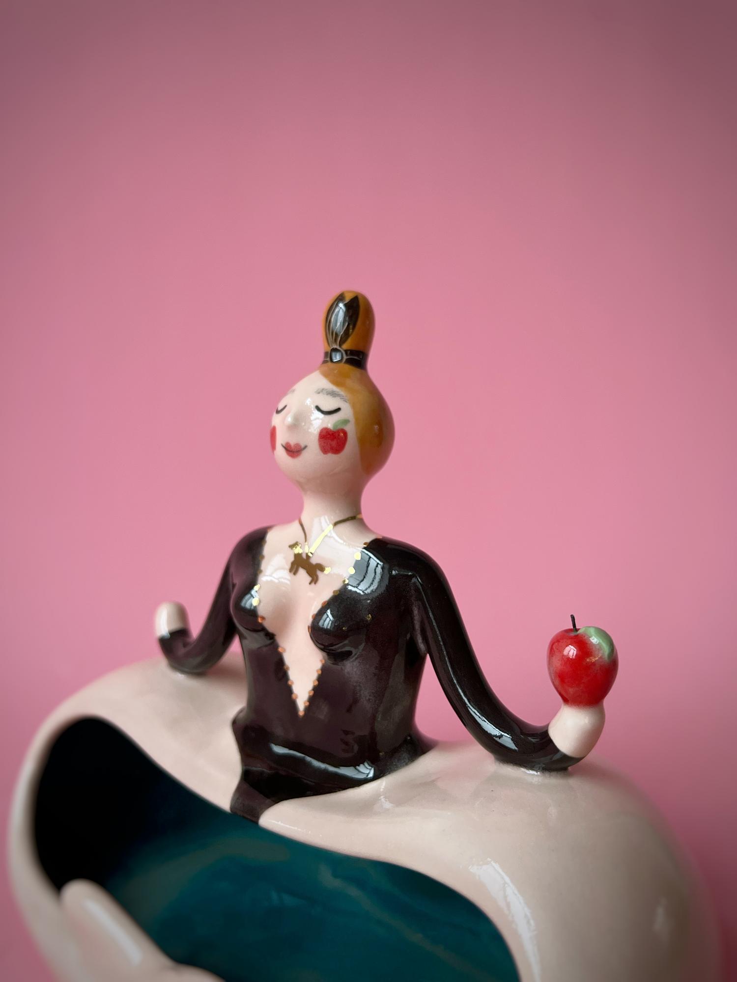 Хранительница с яблочком