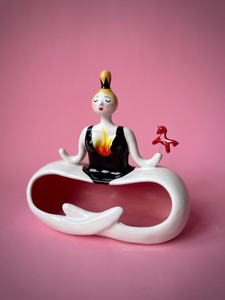 Хранительница с леденцом