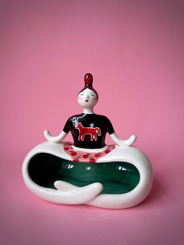 Хранительница в футболке с лошадкой