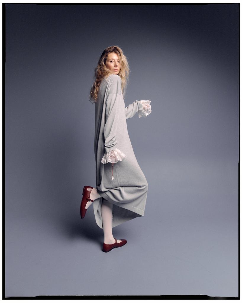 Фарфоровый крестик на чокере из сердолика