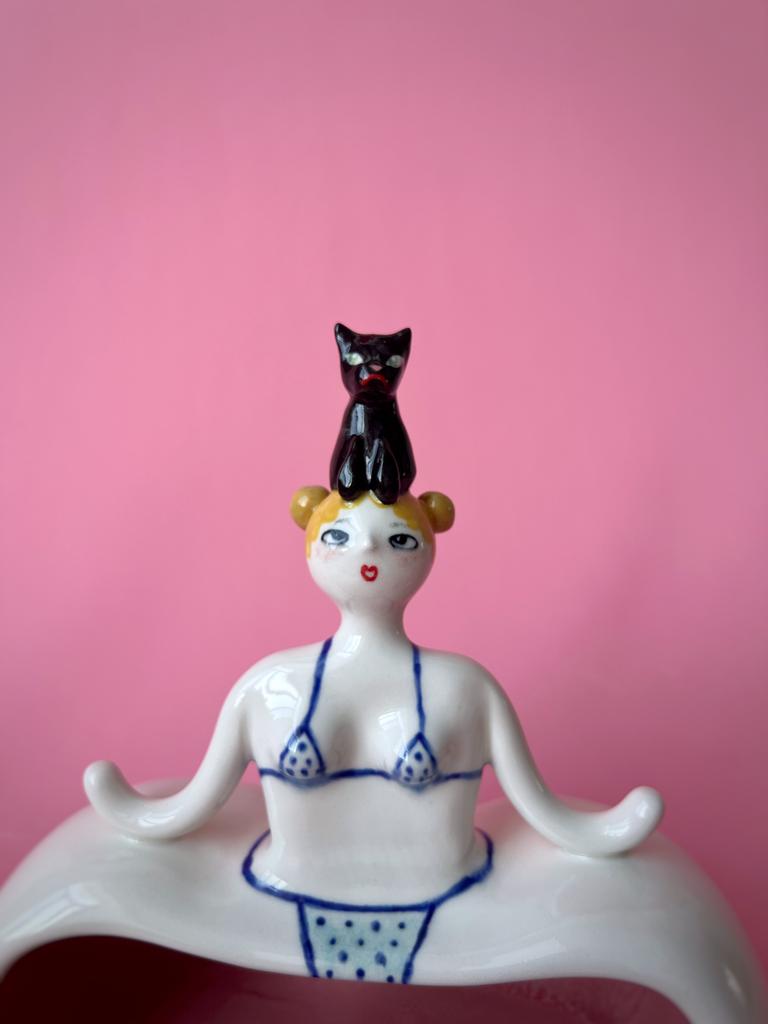 Хранительница с котом