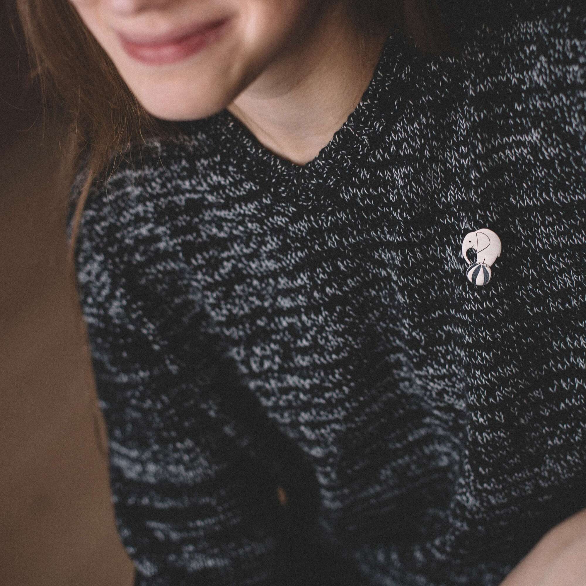 Слон на шаре брошь