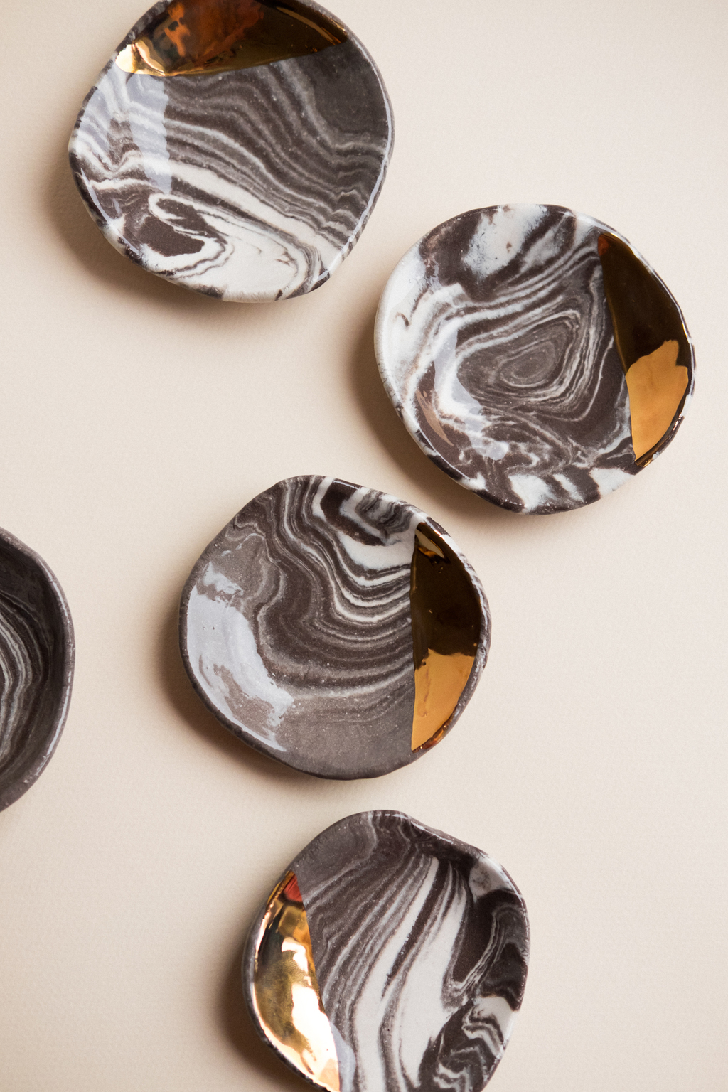 Блюдце с мраморным узором