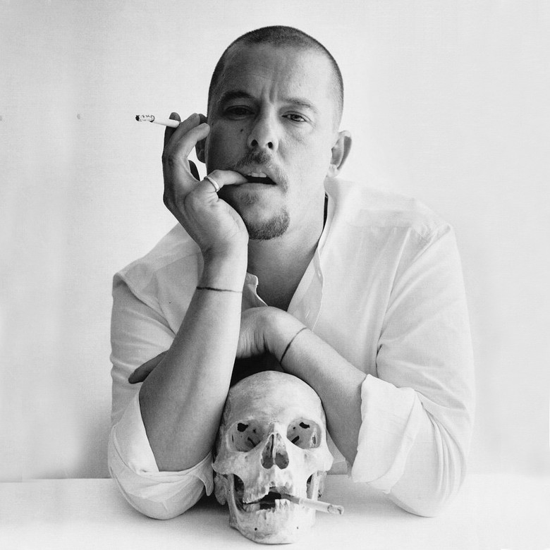 HAUTE COUTURE. ЛЕГЕНДЫ И ЛИЧНОСТИ. ALEXANDER McQUEEN: УСКОЛЬЗАЮЩАЯ КРАСОТА 26/08/17