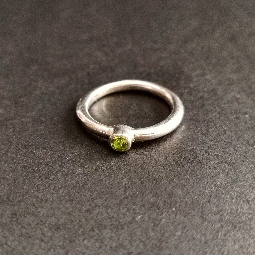 Кольцо с хризолитом