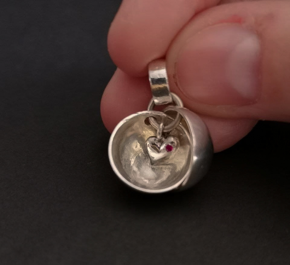 Кулон "Сердце в полусферах с рубином"