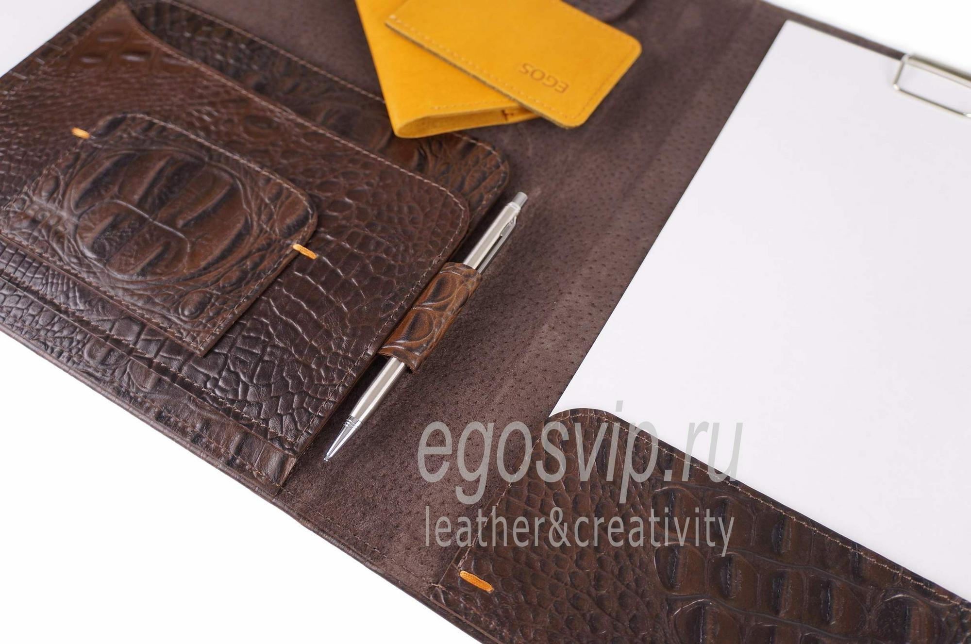 Кожаная папка с зажимом для бумаг и карманами / модель 95 шоколадный крокодил