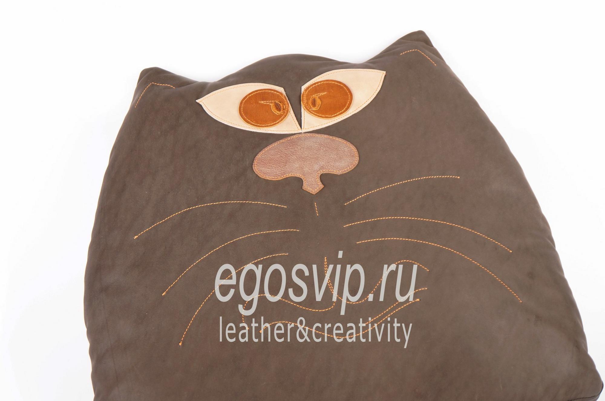 Подушка кожаная Кот Охранитель /модель 15-03