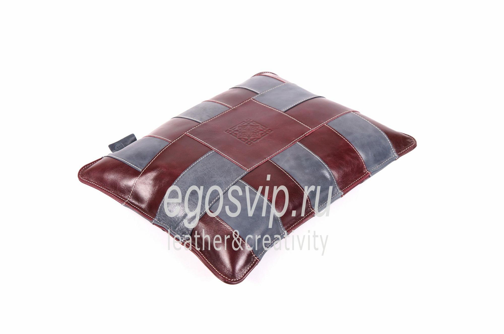 Кожаная подушка на диван или в автомобиль / модель 15-06 вишневый