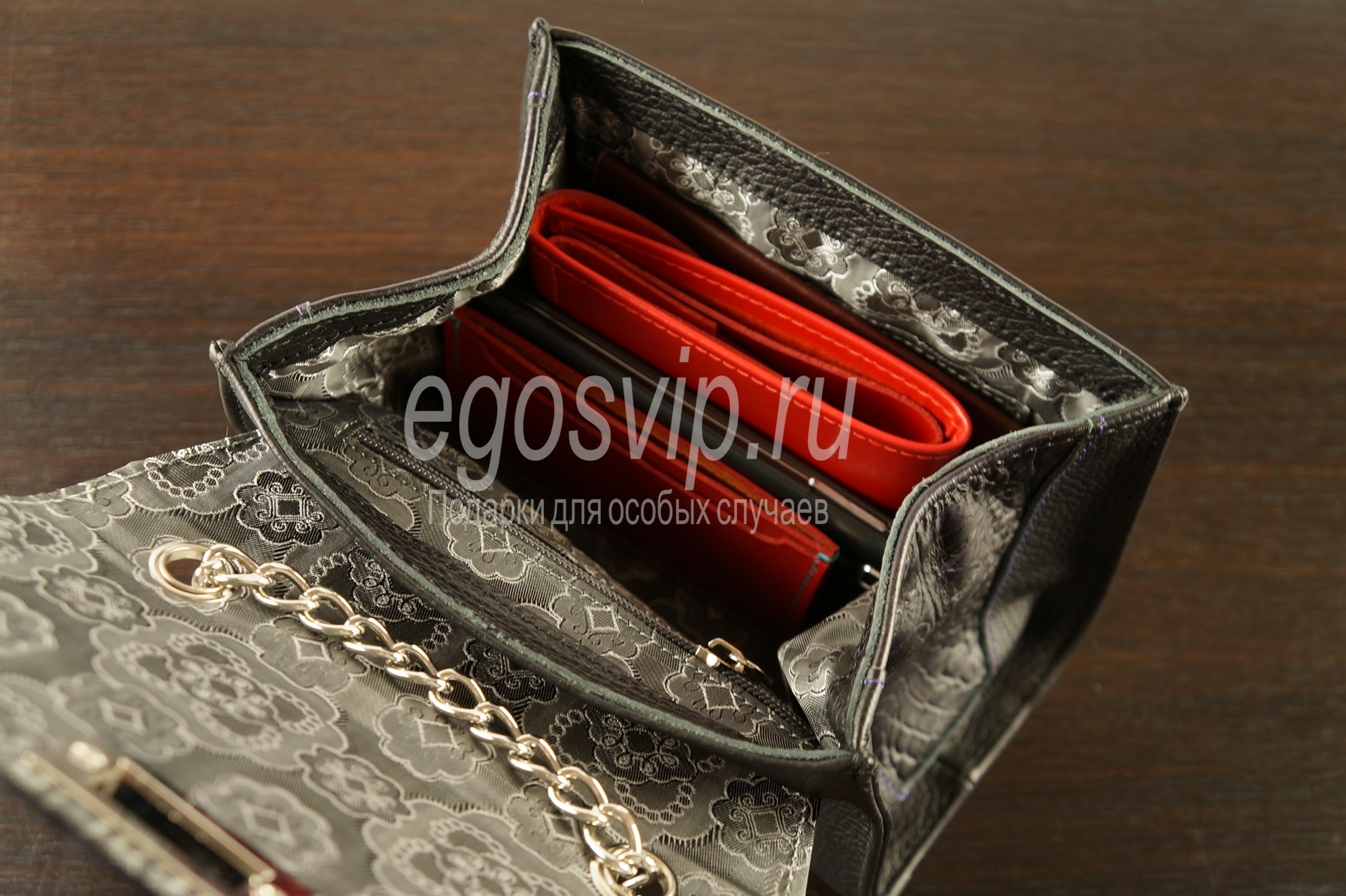 Черная кожаная сумка на цепочке - вид внутри - EGOS