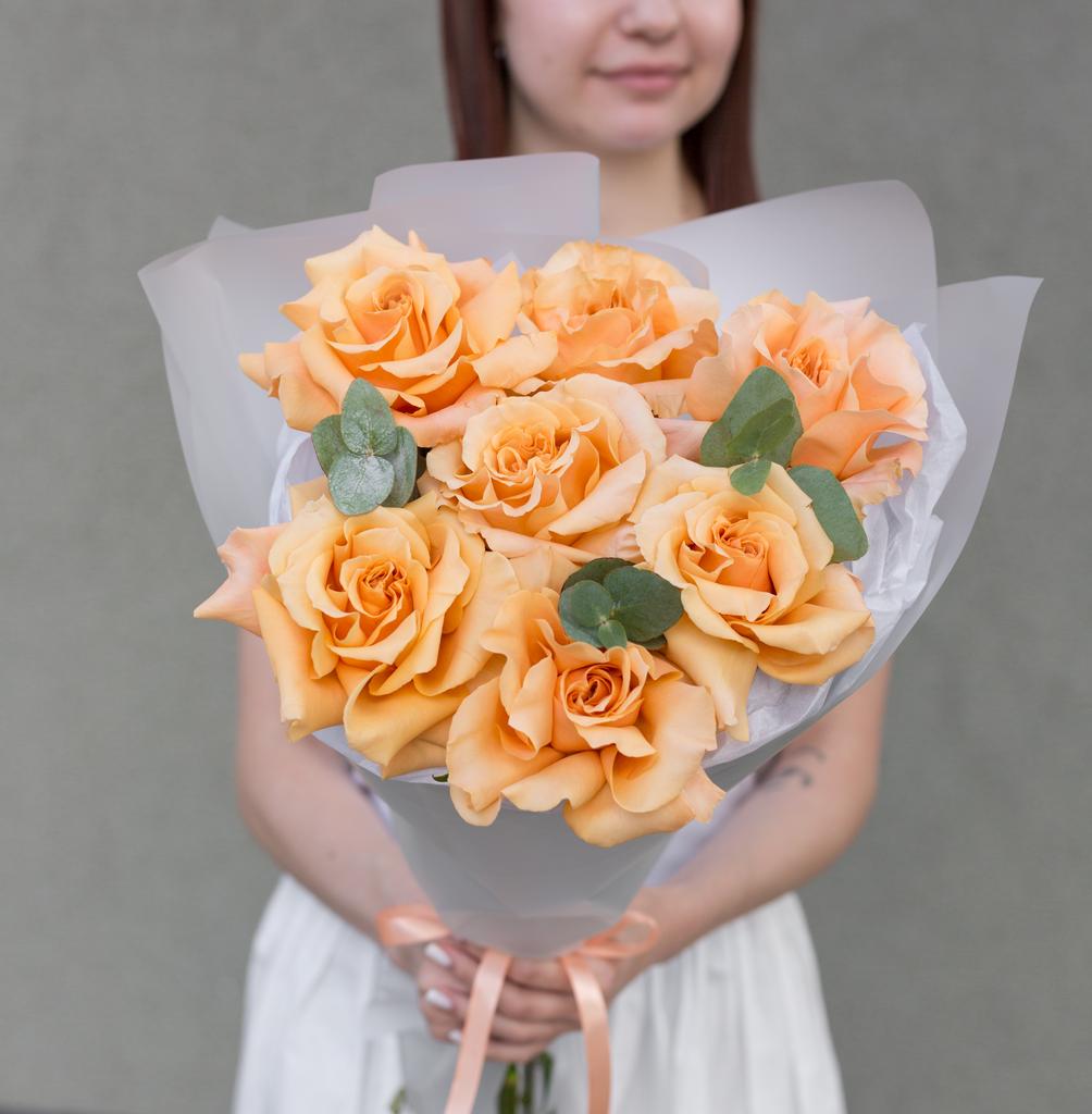 Французские персиковые розы с эвкалиптом