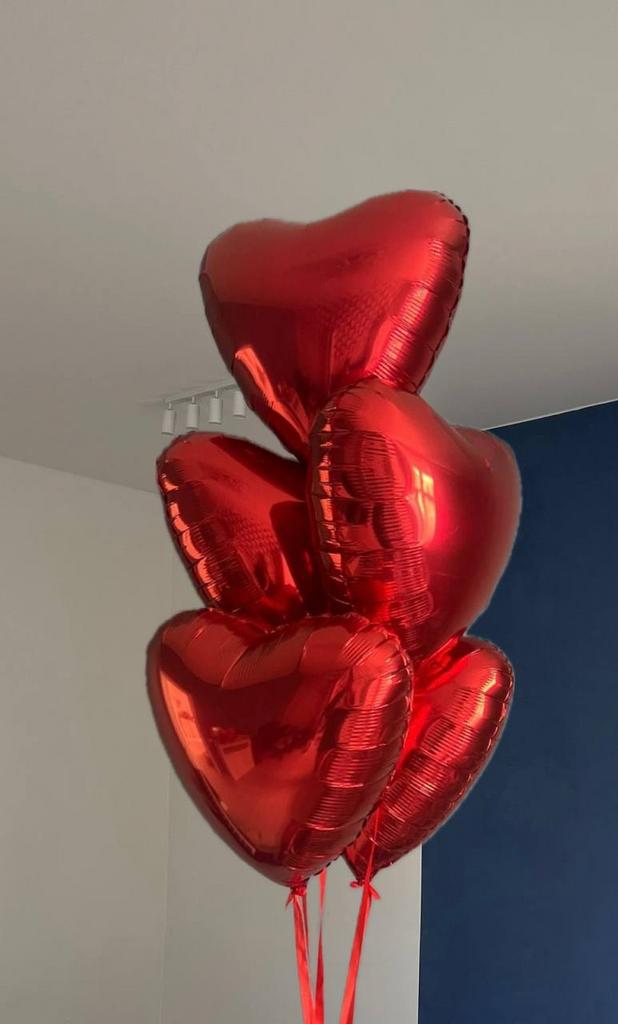 Фонтан из красных сердец фольга