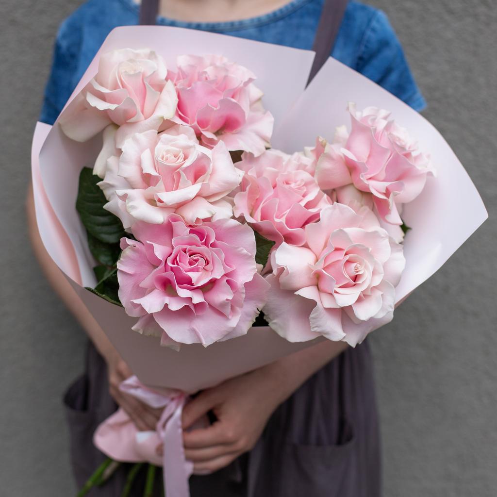 7 розовых роз