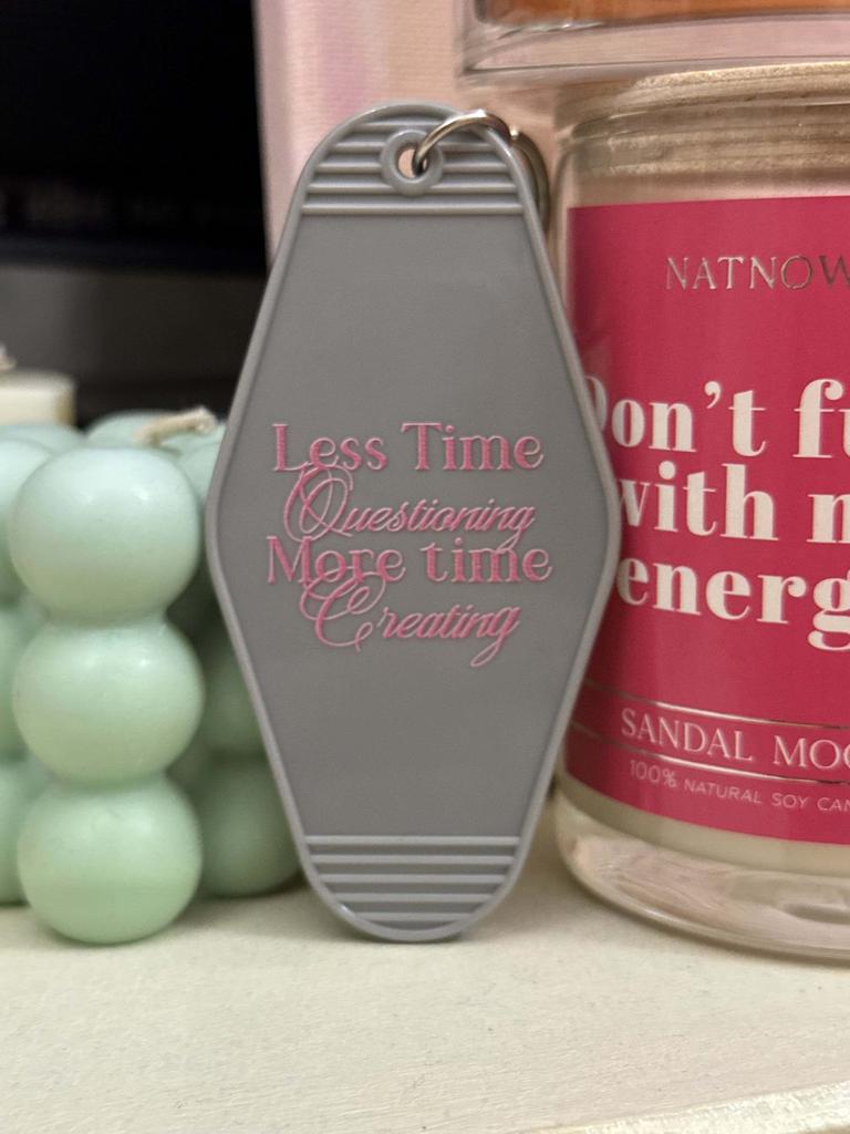 брелок "Less time questioning more time creating"