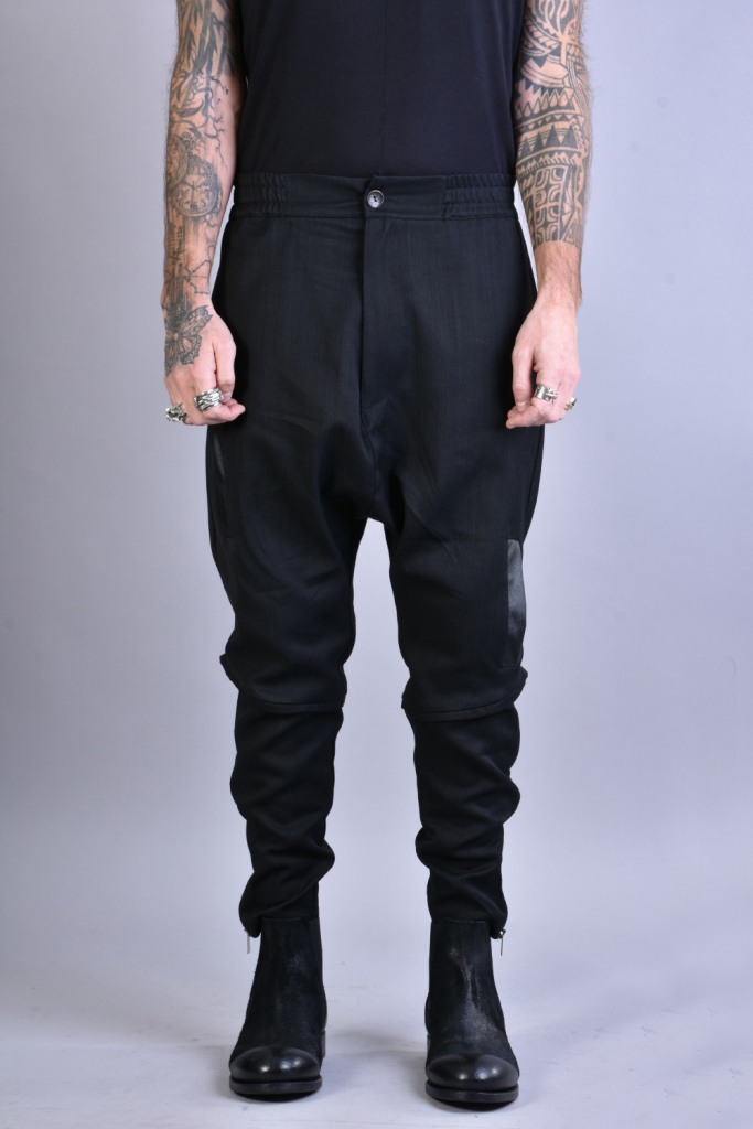 Брюки с заниженным шаговым швом и кожаными вставками LH