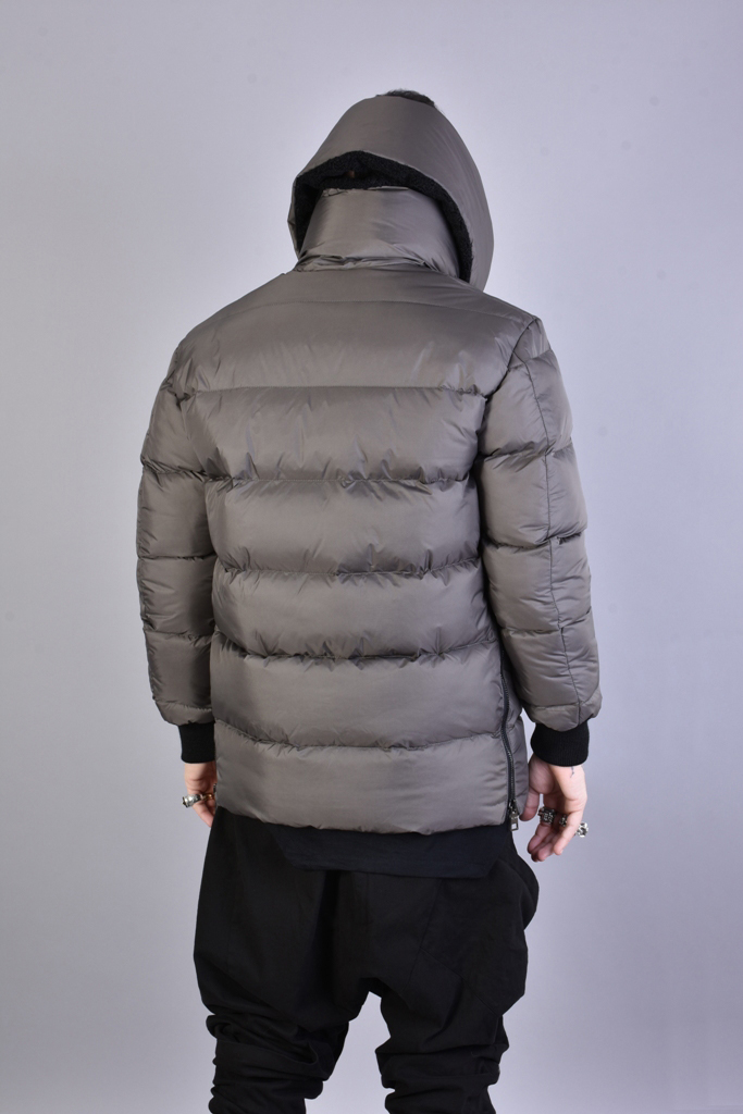 Короткий пуховик со смещенной молнией и съемным воротником-шарфом LH