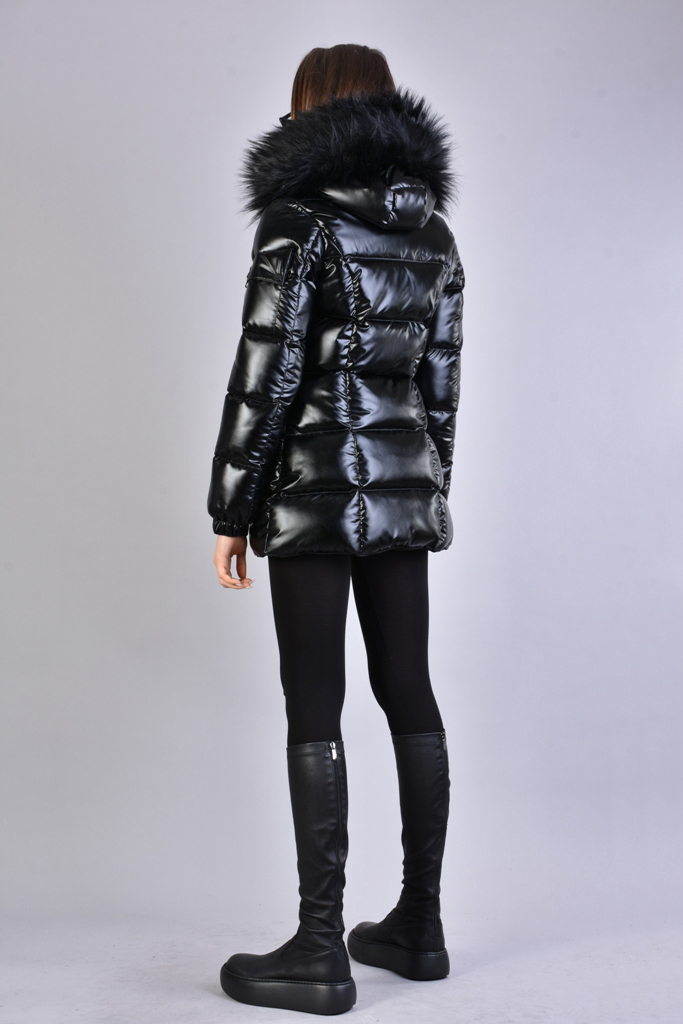 Приталенный пуховик с капюшоном и съемной меховой отделкой LH