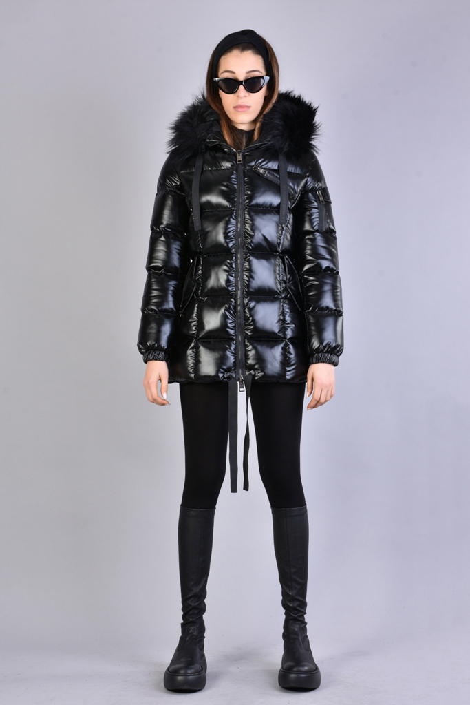 Приталенный пуховик с капюшоном и съемной меховой отделкой LH