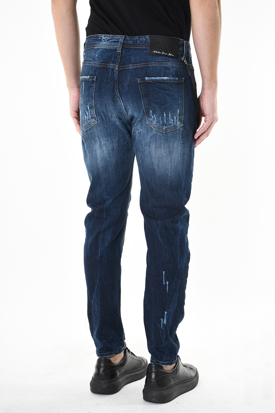 Синие джинсы декорированные заплатами и прорехами Xagon