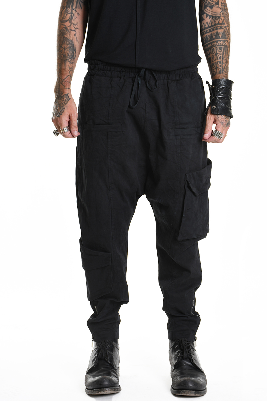 Брюки с заниженным шаговым швом с накладными карманами по диагонали LH