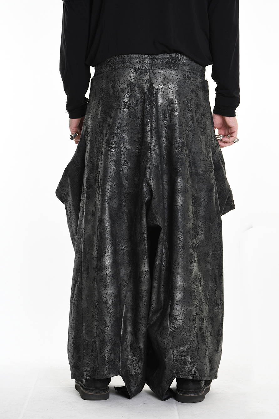 Брюки архитектурного кроя с ламинированным принтом LH