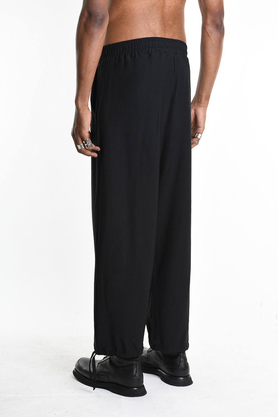 Широкие брюки из тисненой вискозы с защипами спереди LH