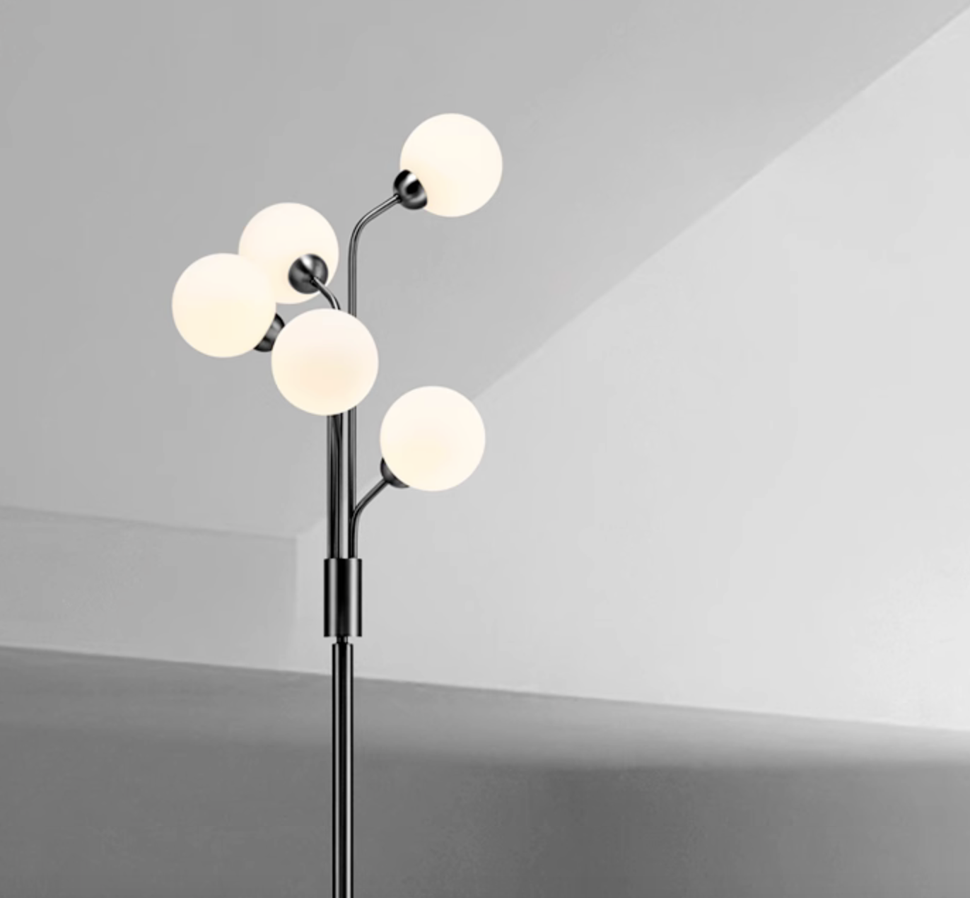 Ball floor lamp