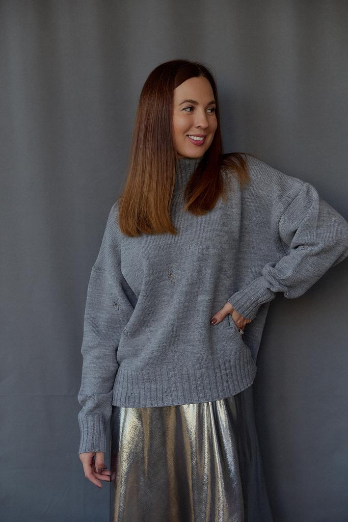 Свитер из шерсти овер укороченный с дырами серый