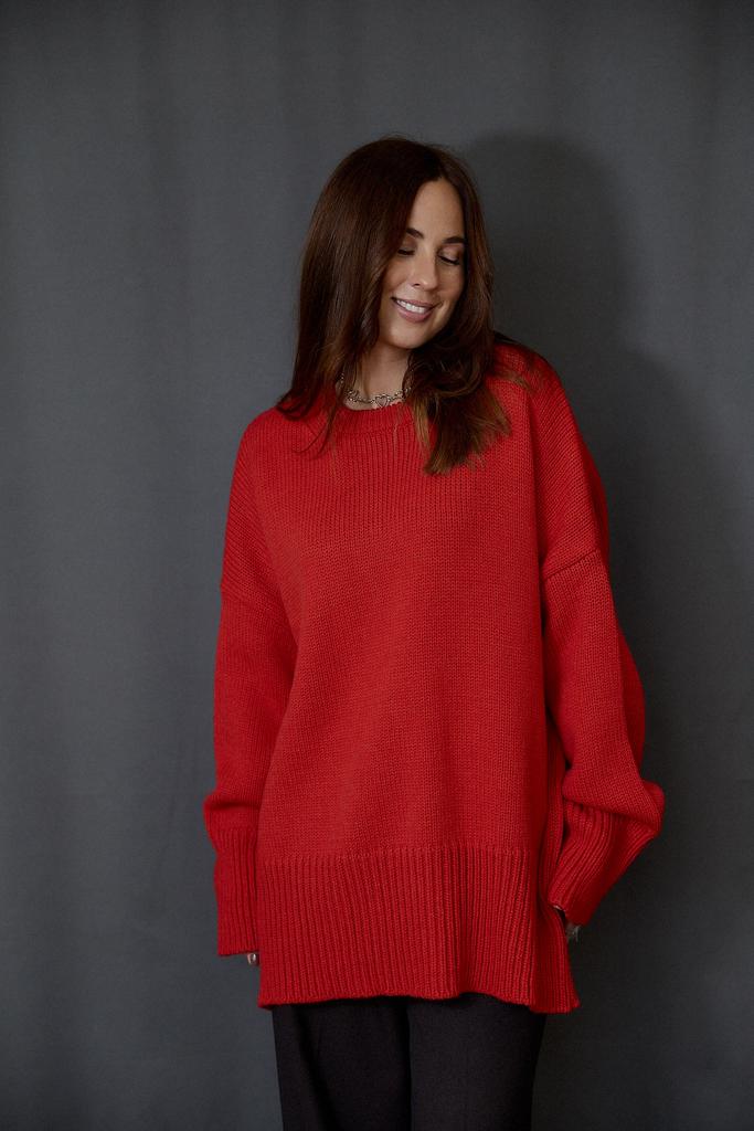 Джемпер из шерсти  в красном   цвете объемный и удлиненный