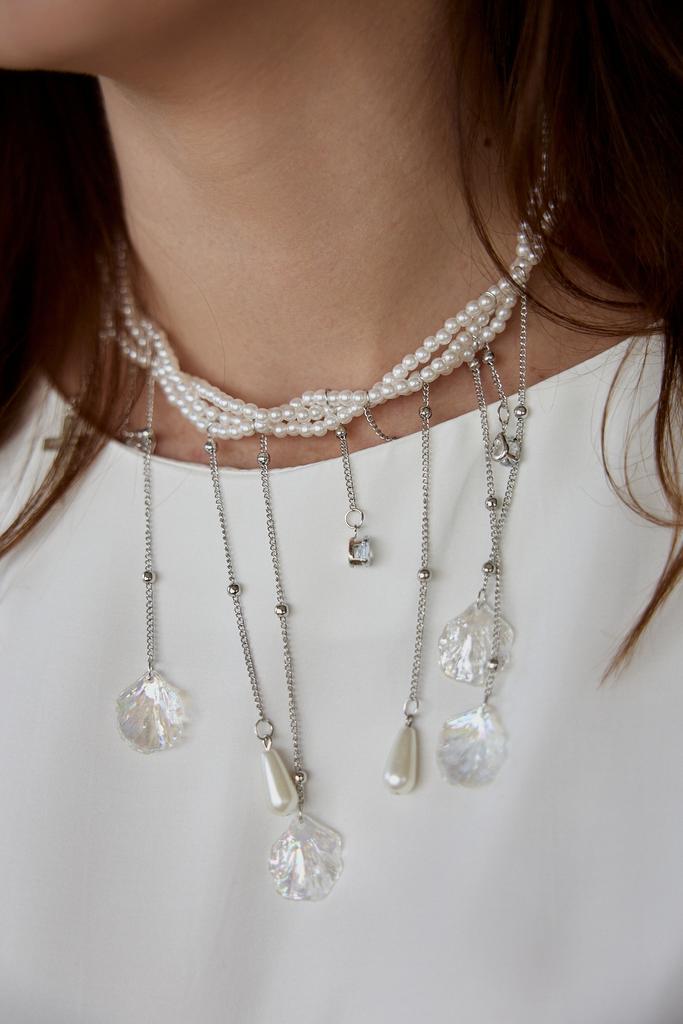 Украшение белое со стеклярусом