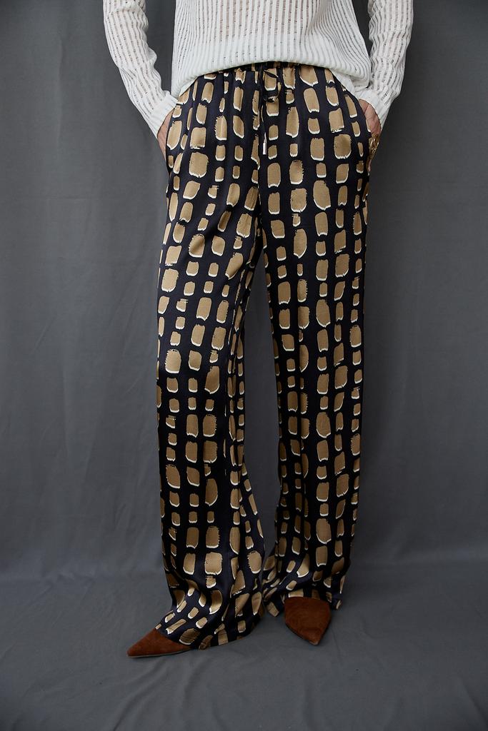 Брюки  с принтом хаки  на резинке