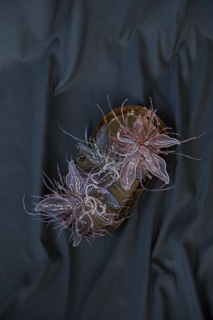 Брошь-булавка с перьями и бисером