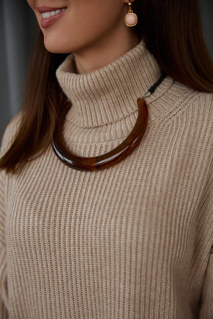 Украшение   пластиковое на черном жгуте