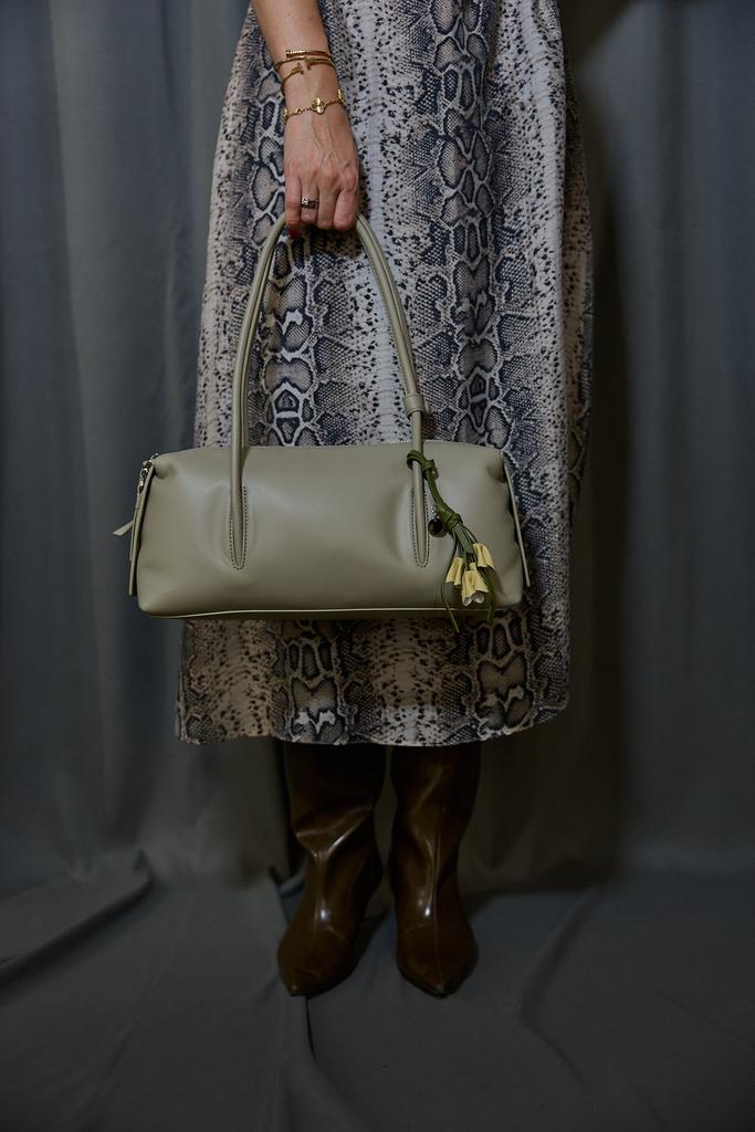 Сумка оливковая  прямоугольная с брелоком