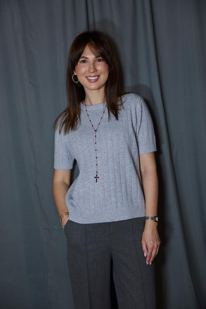 Футболка в сером  цвете вязаная