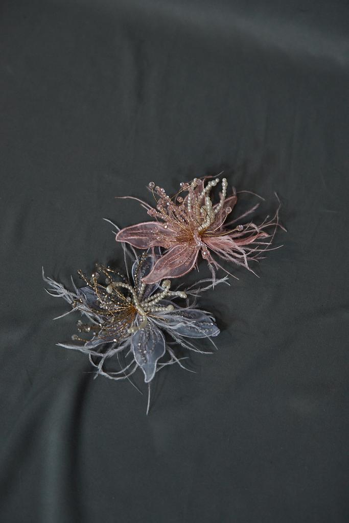 Брошь-булавка с перьями и бисером