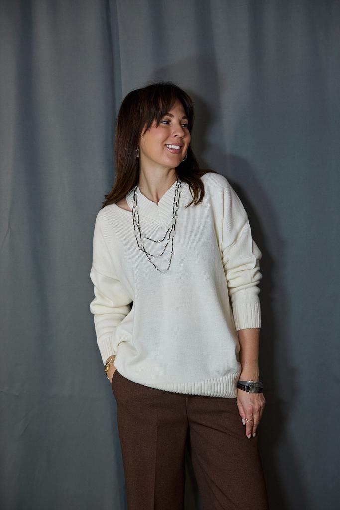Джемпер молочный с вырезом и открытой ключицей