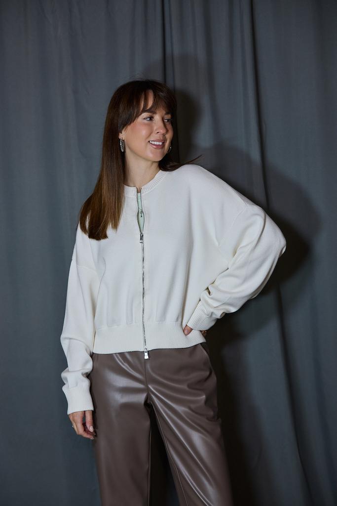 Бомбер на молнии молочного цвета