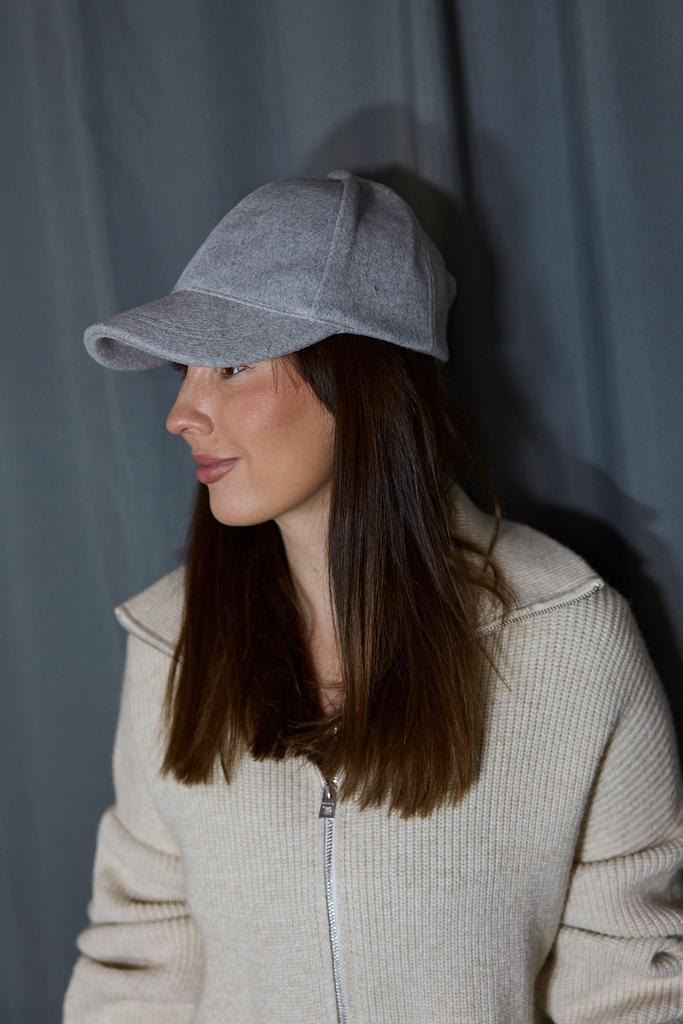 Бейсболка из шерсти серая
