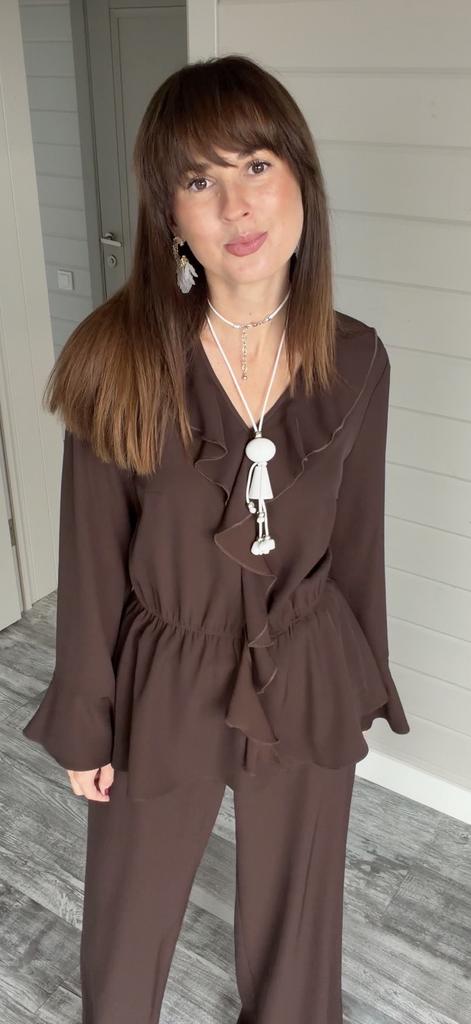 Блуза  шоколадная   с рюшами и  манжетами