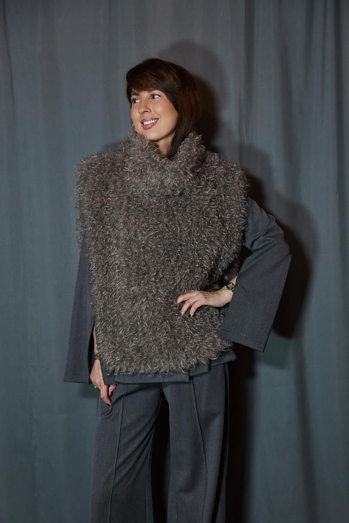 Манишка из экомеха с кудрявым мехом