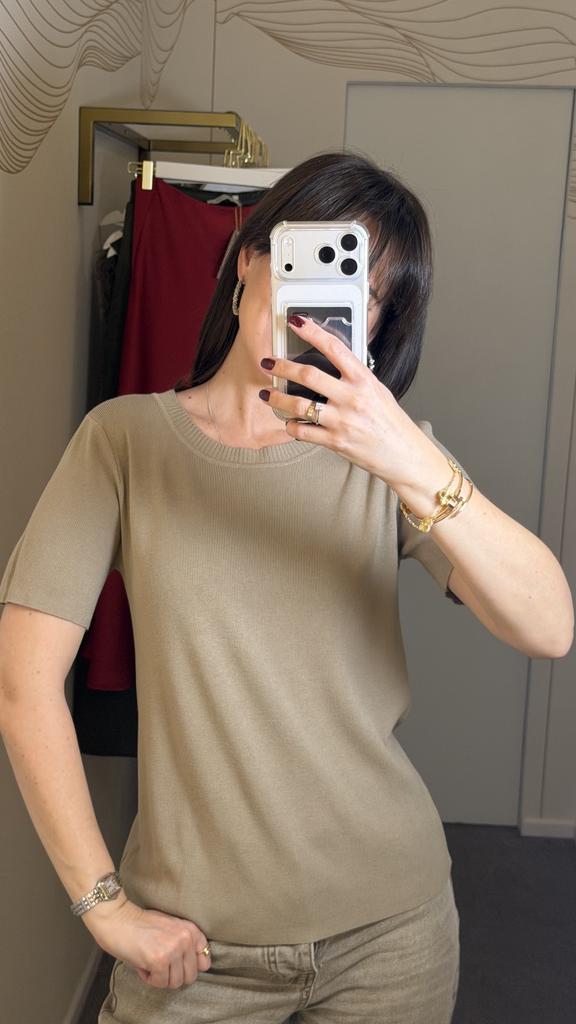 Футболка бежево-зеленого цвета