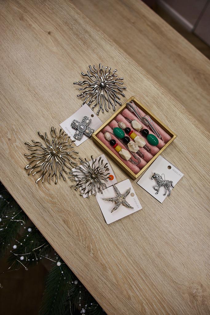 Броши в ассортименте