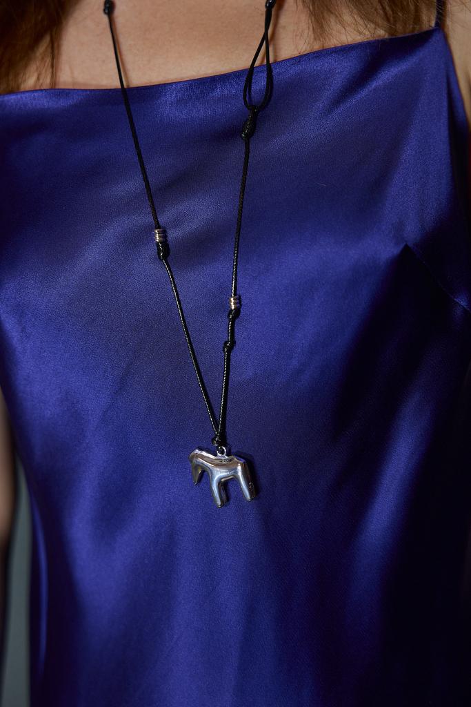 Украшение  на шею длинное с лошадкой серебристое