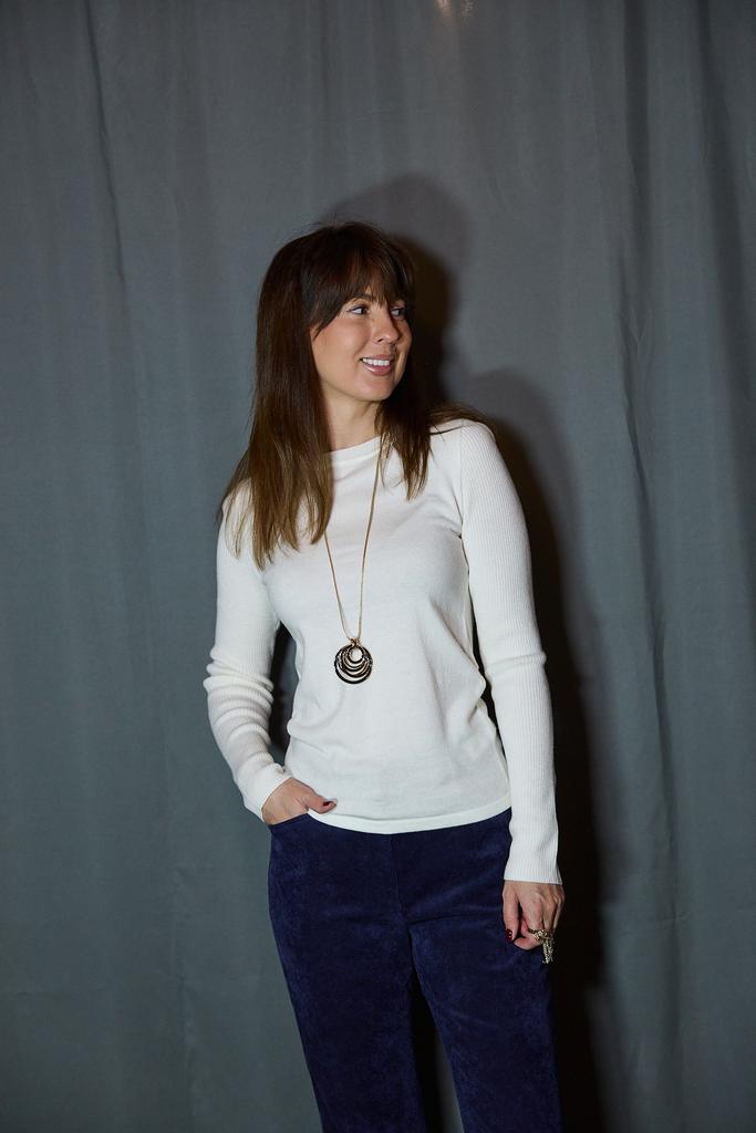 Лонгслив в молочном цвете с фактурными рукавами